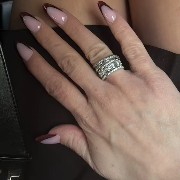 Elegant Zirconia Diamond Crystal Band Silver Ring - Picture 4 of 16